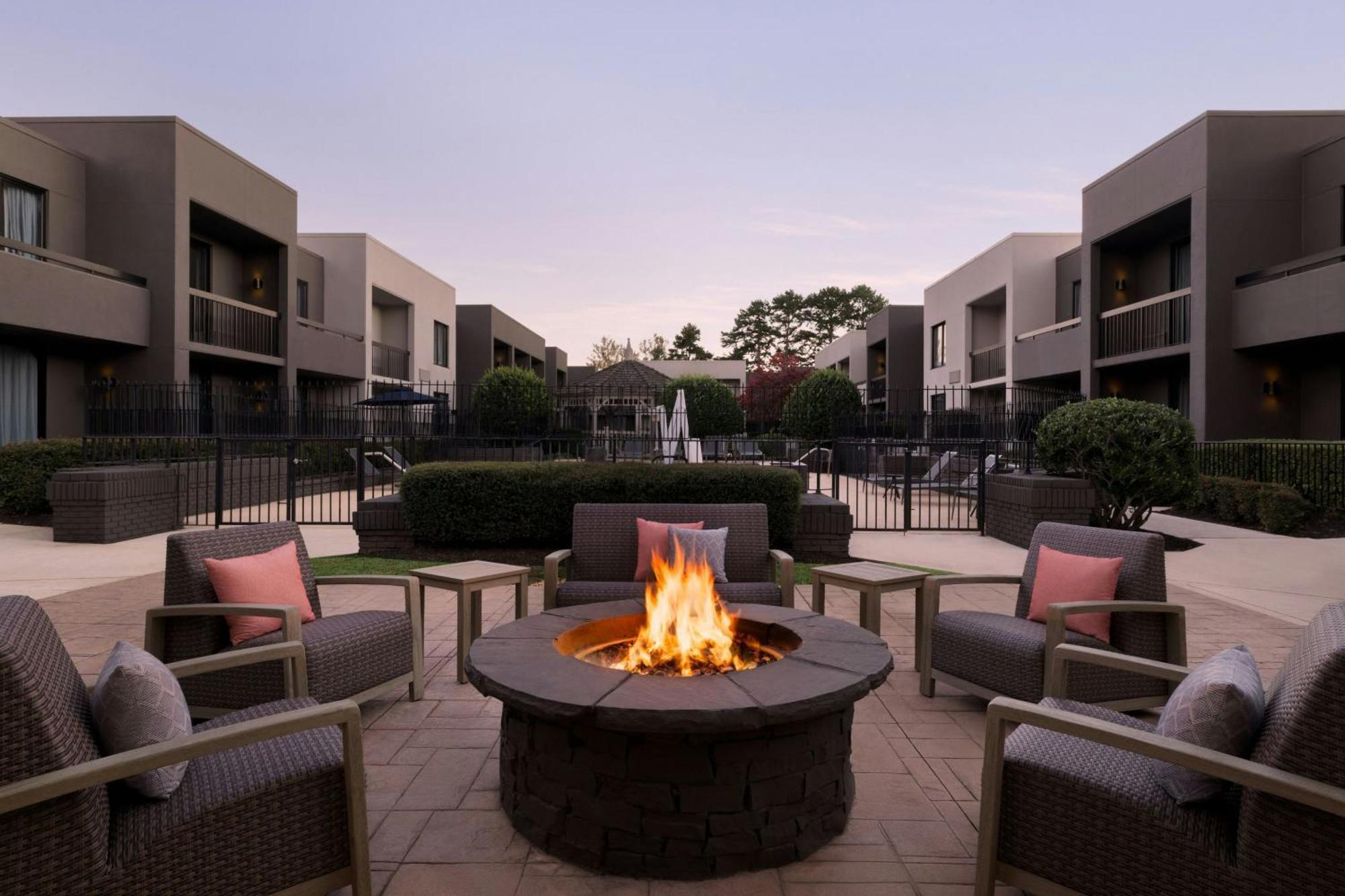 Courtyard Atlanta Northlake Tucker Eksteriør billede